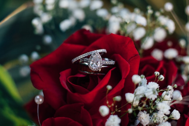 The Timeless Elegance of Solitaire Rings: A Symbol of Love and Commitment